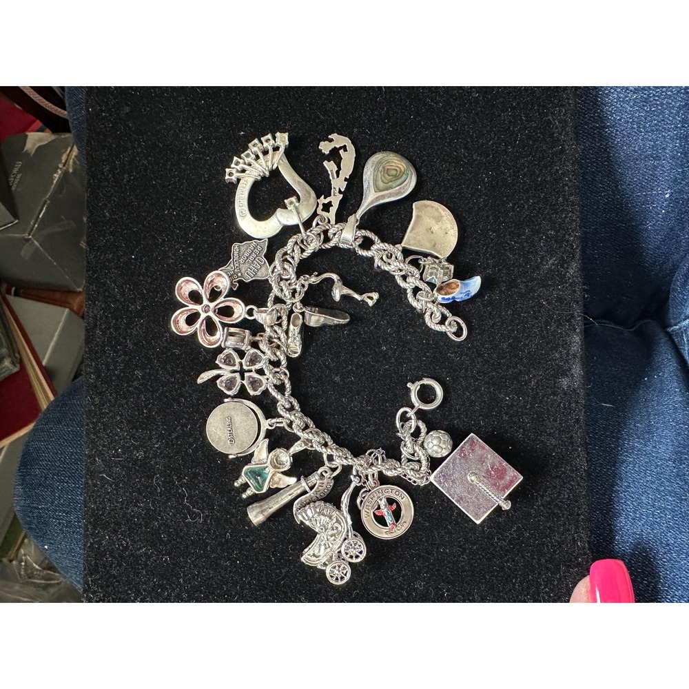Vintage Sterling Silver Bracelet with 18 Charms - Picture 5 of 10